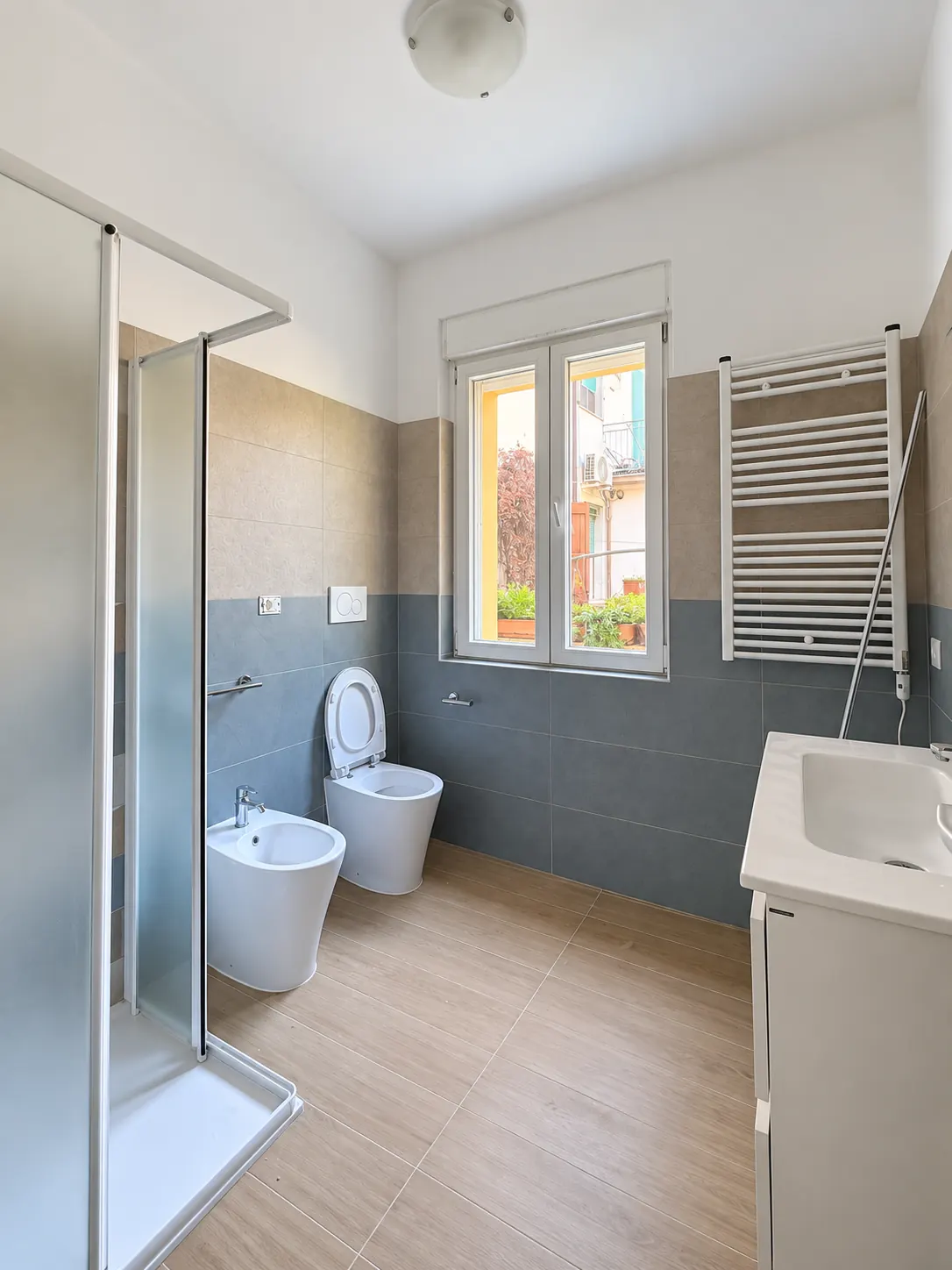 Bagno – Bagno con doccia, sanitari, lavabo e finestra.