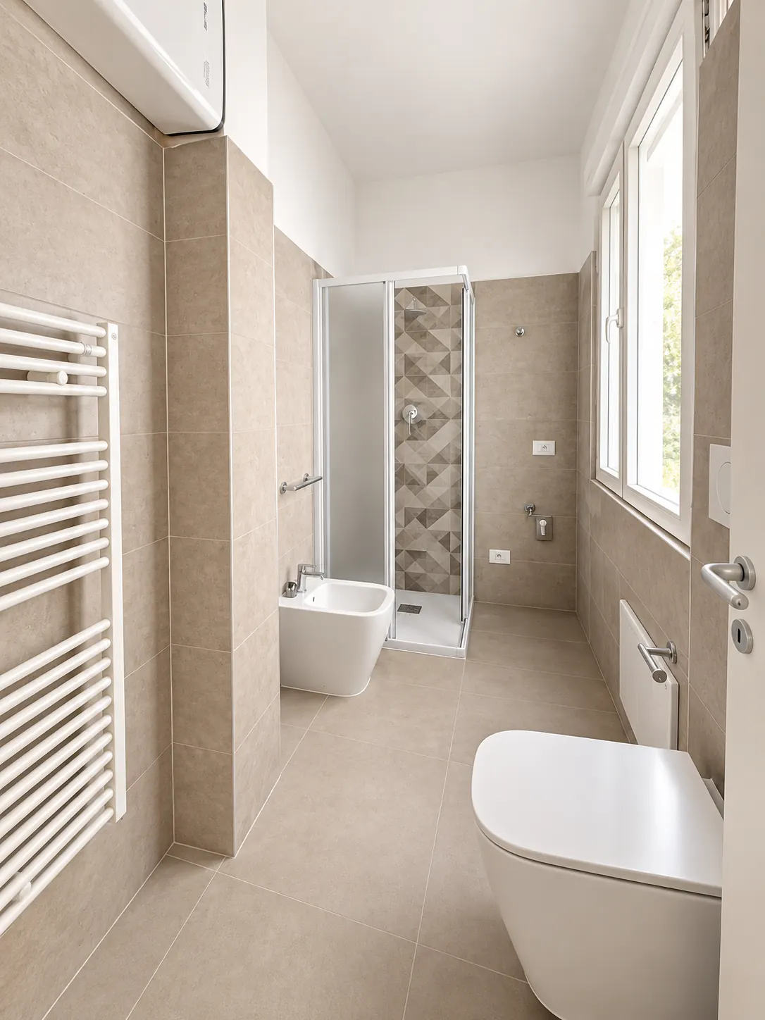Bagno – Bagno con doccia, sanitari e finestra.