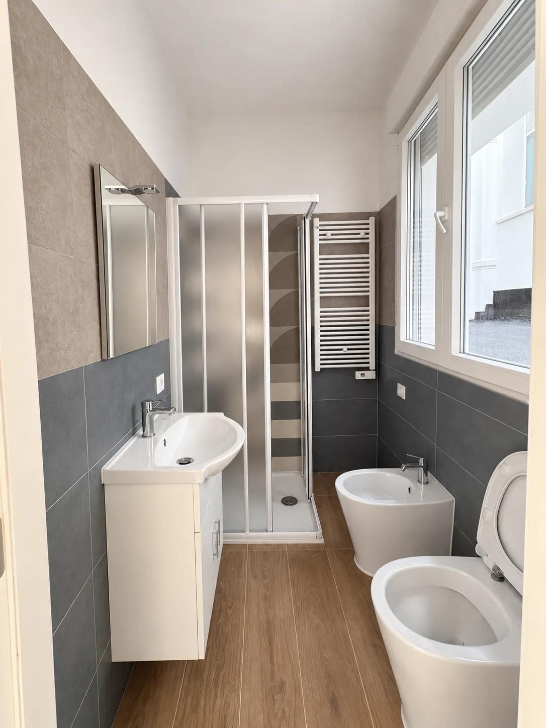 Bagno – Bagno con doccia, sanitari, lavabo e finestra.