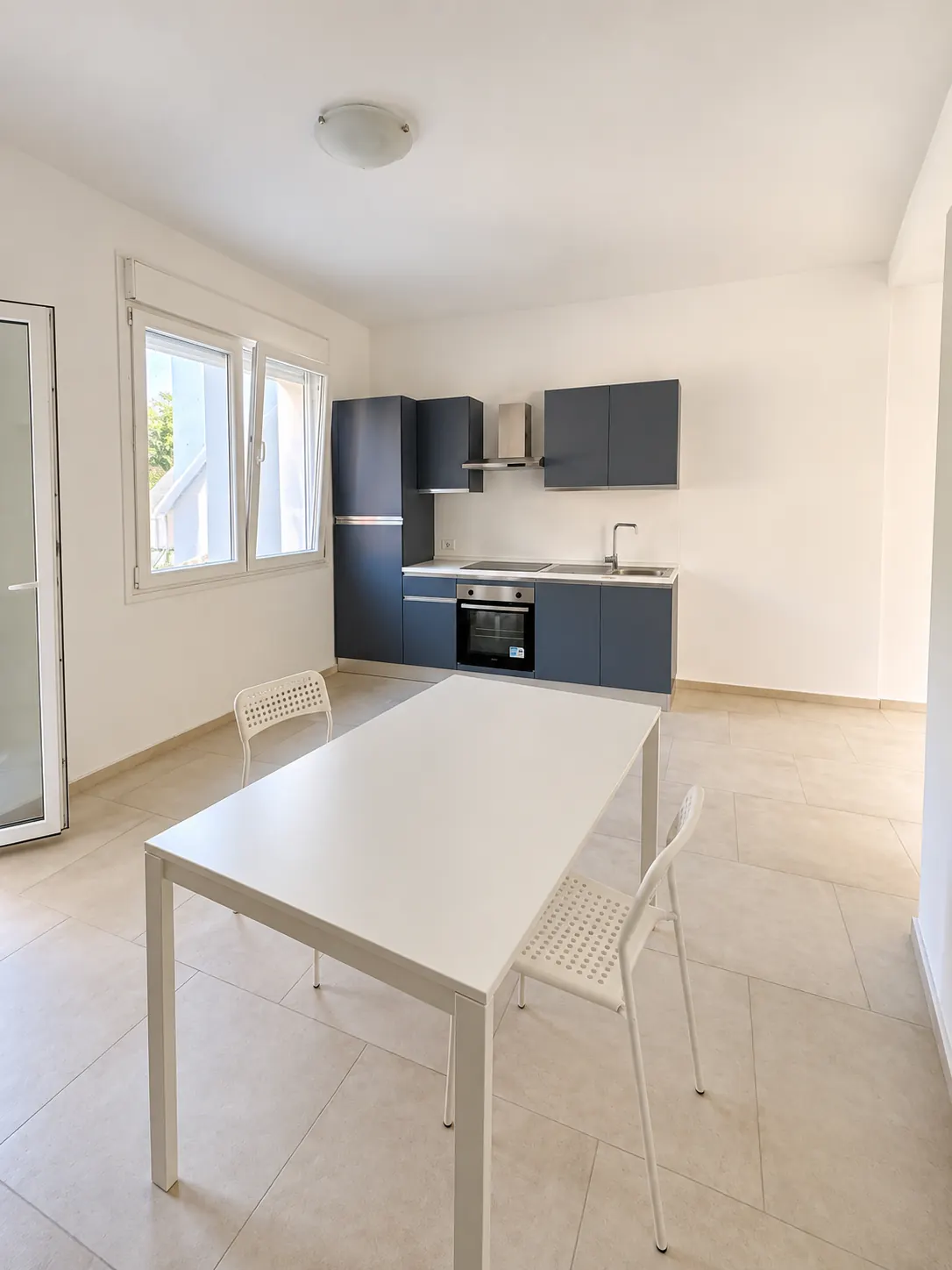 Zona giorno e cucina – Spazio con cucina, tavolo e sedute.