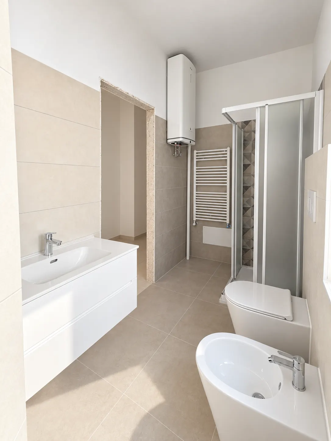 Bagno – Bagno con doccia, lavabo e sanitari.