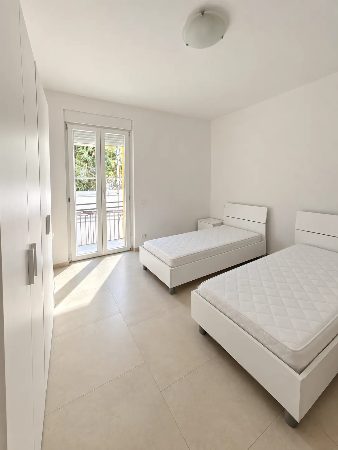 Camera doppia – Camera con due letti e accesso al balcone.