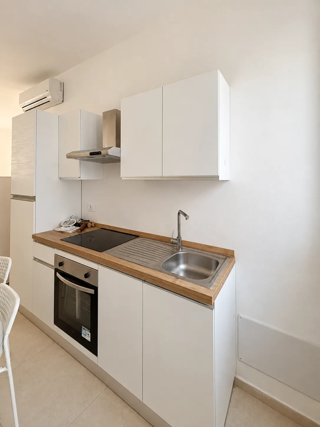 Cucina – Cucina con piano di lavoro, pensili, lavello e forno.