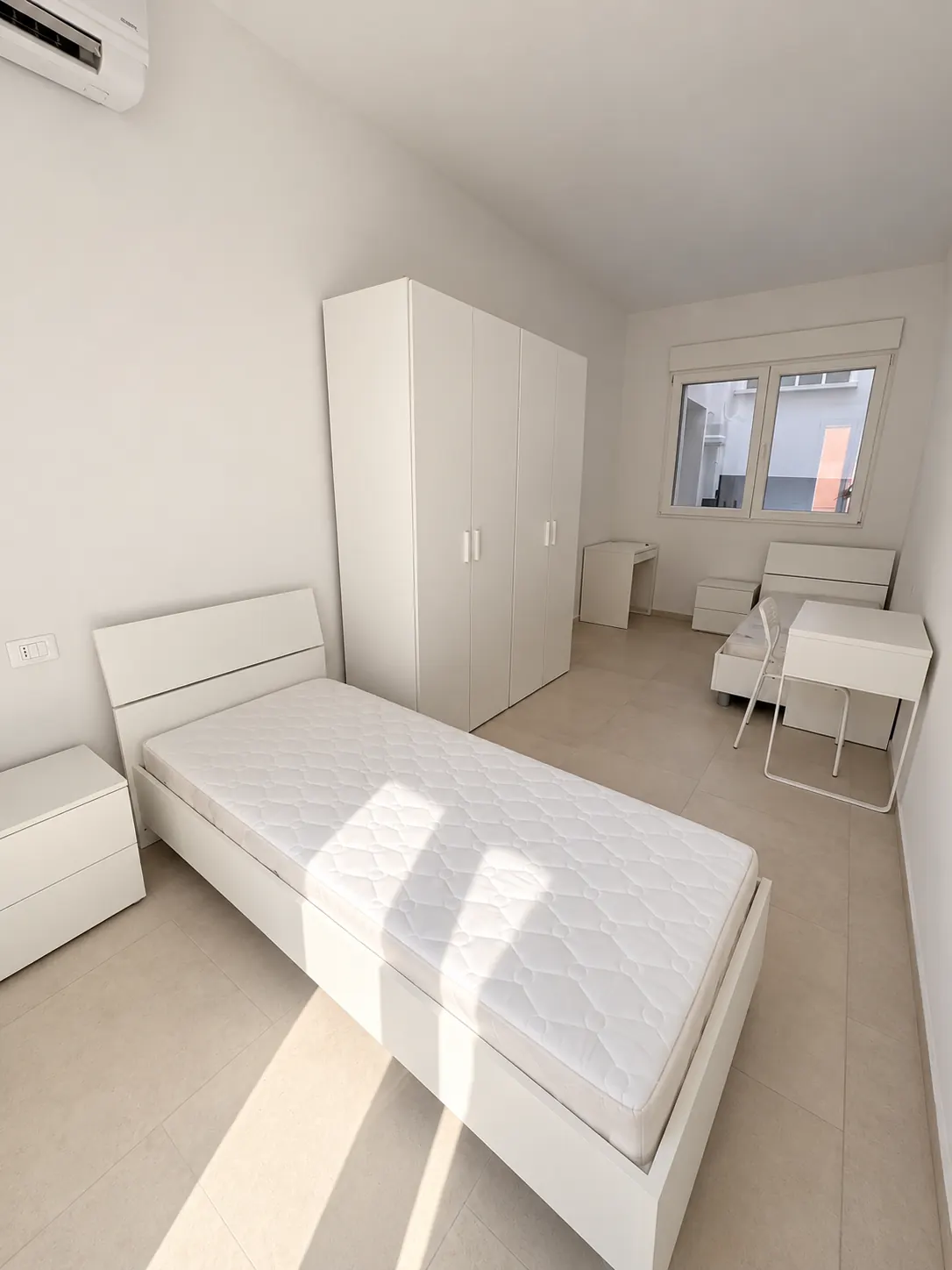 Camera da letto – Camera con letto, comodino, armadio e scrivania.