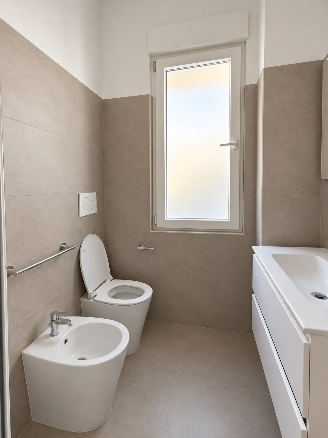 Bagno – Zona con sanitari, lavabo e finestra.