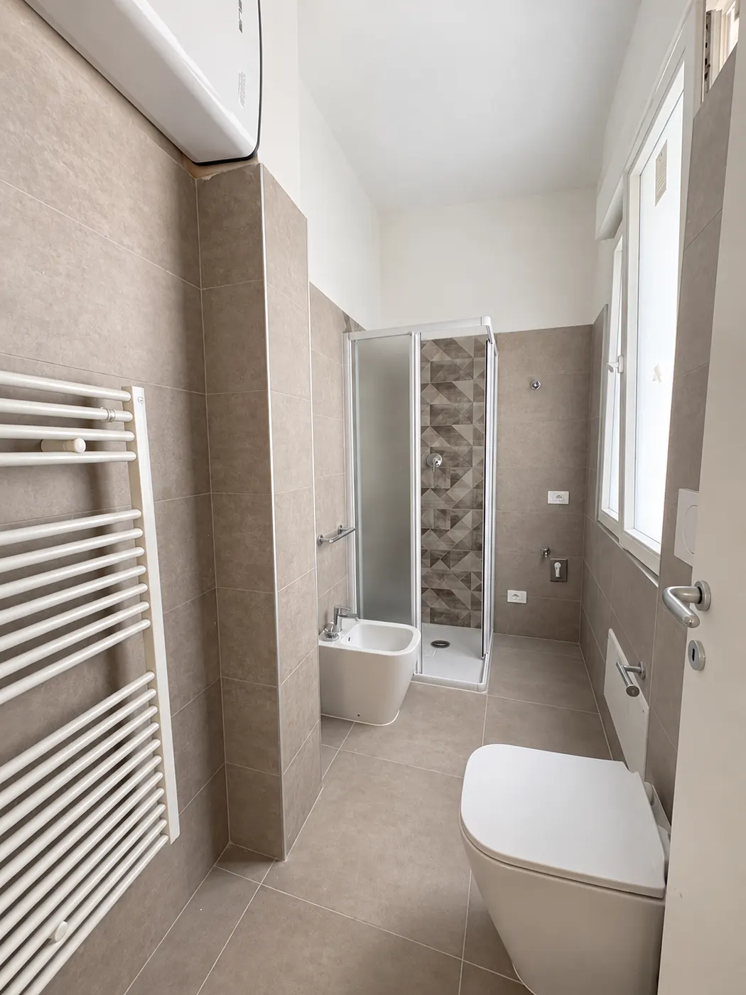 Bagno – Bagno con doccia, sanitari e finestra.